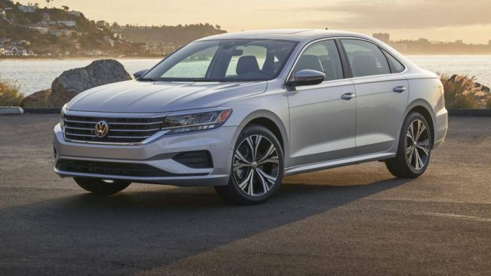 3. Volkswagen Passat 2021 (giá khởi điểm: 23.995 USD, điểm an toàn: 10/10)