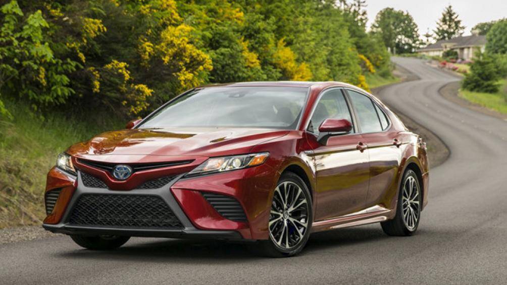 5. Toyota Camry 2021 (giá khởi điểm: 24.970 USD, điểm an toàn: 9,9/10)