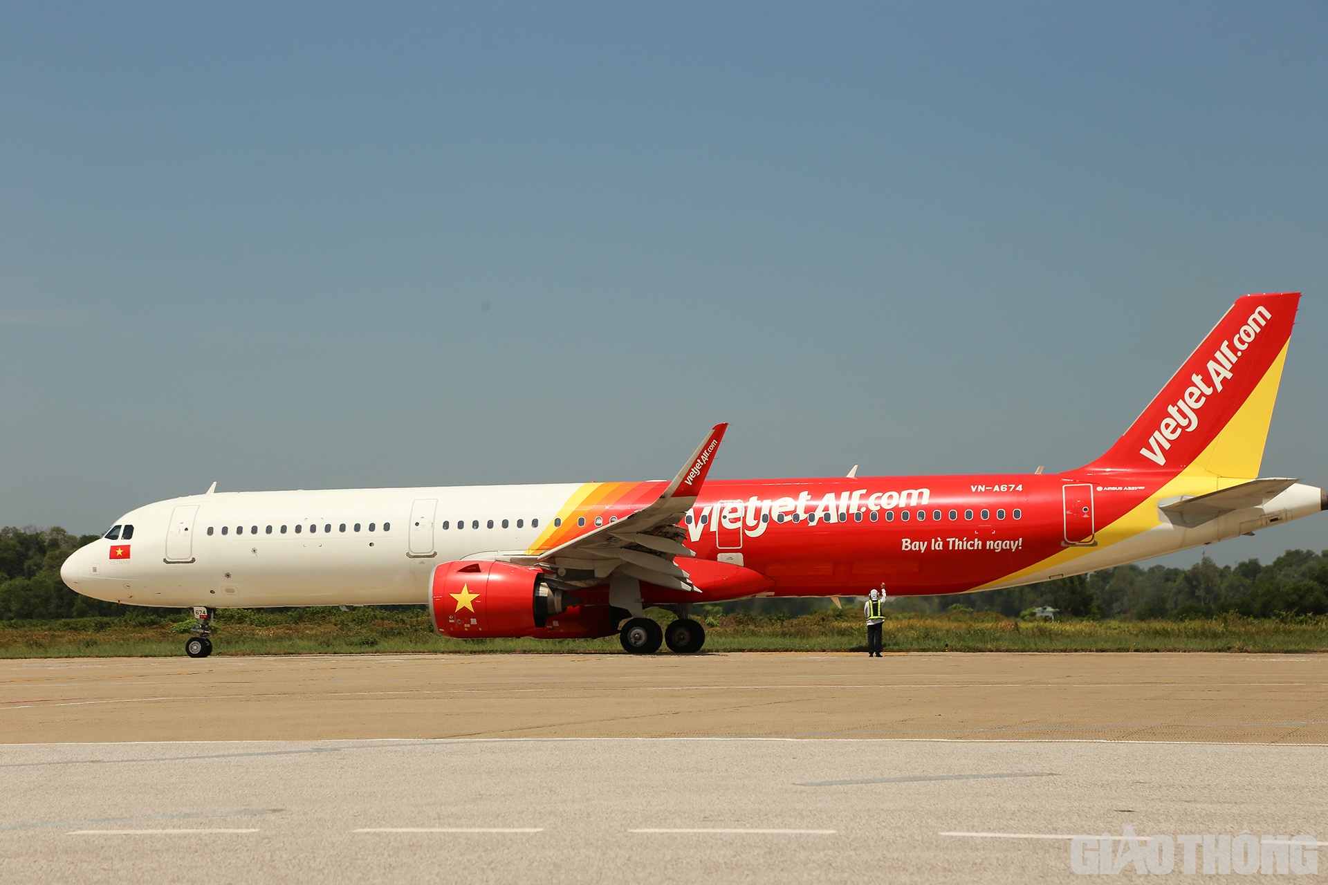 Thợ máy hãng hàng không Vietjet chào tạm biệt đoàn y bác sĩ Nghệ An tăng viện vào TP.HCM.