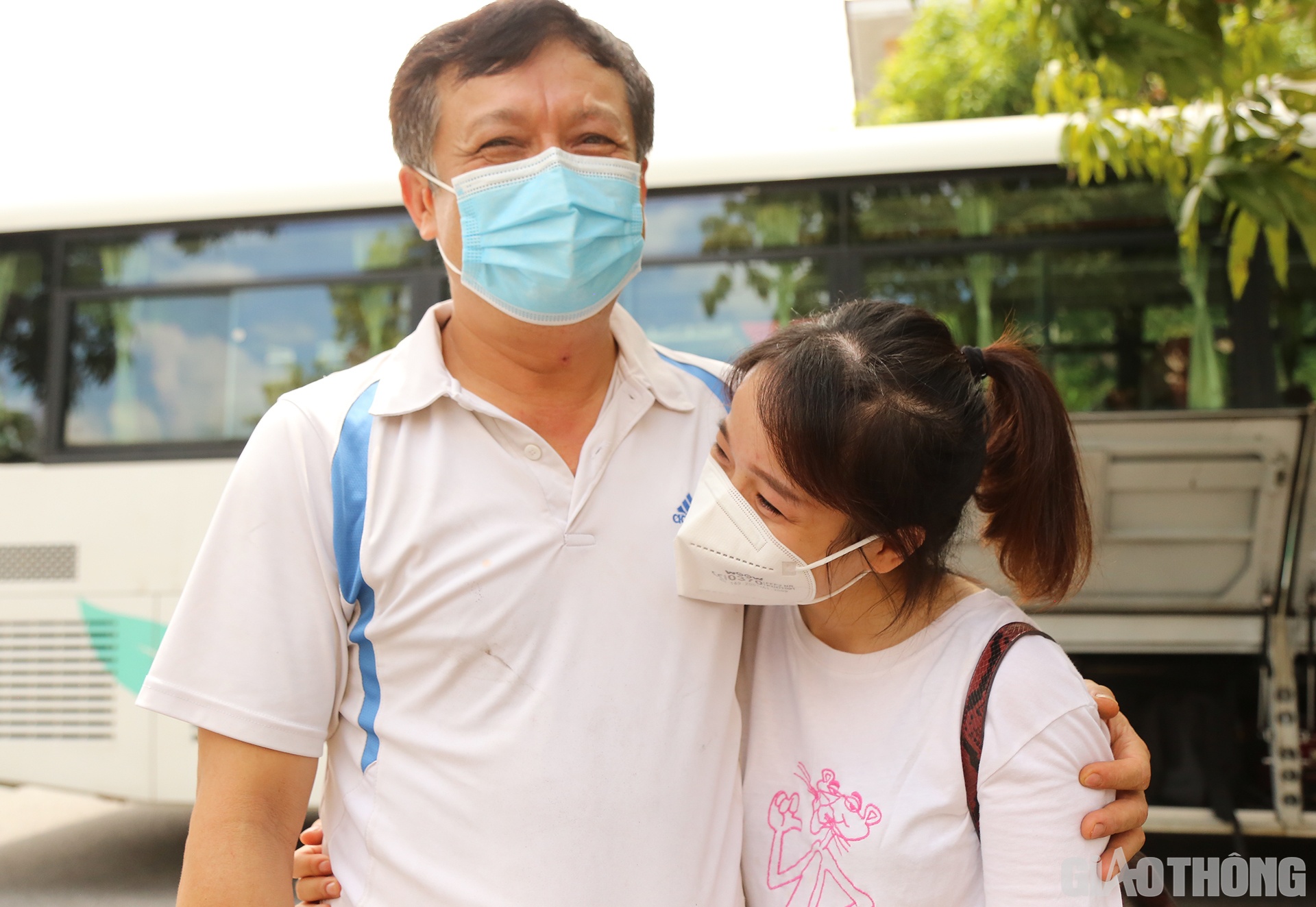 Đây là chuyến đi Sài Gòn đầu tiên trong đời nên điều dưỡng Nguyễn Thị Thu Hải - Bệnh viện Sản nhi Nghệ An được bố và bạn thân tiễn chân đến tận xe.