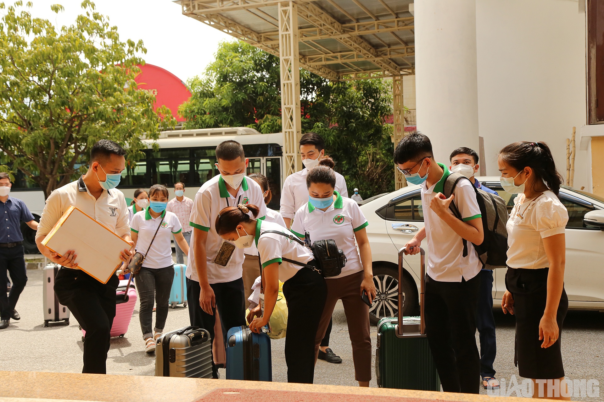 Trưa 12/7, Sở Y tế Nghệ An tổ chức lễ xuất quân cho đoàn cán bộ, y, bác sĩ tình nguyện tỉnh Nghệ An tăng viện cho TP.HCM phòng, chống dịch Covid-19.