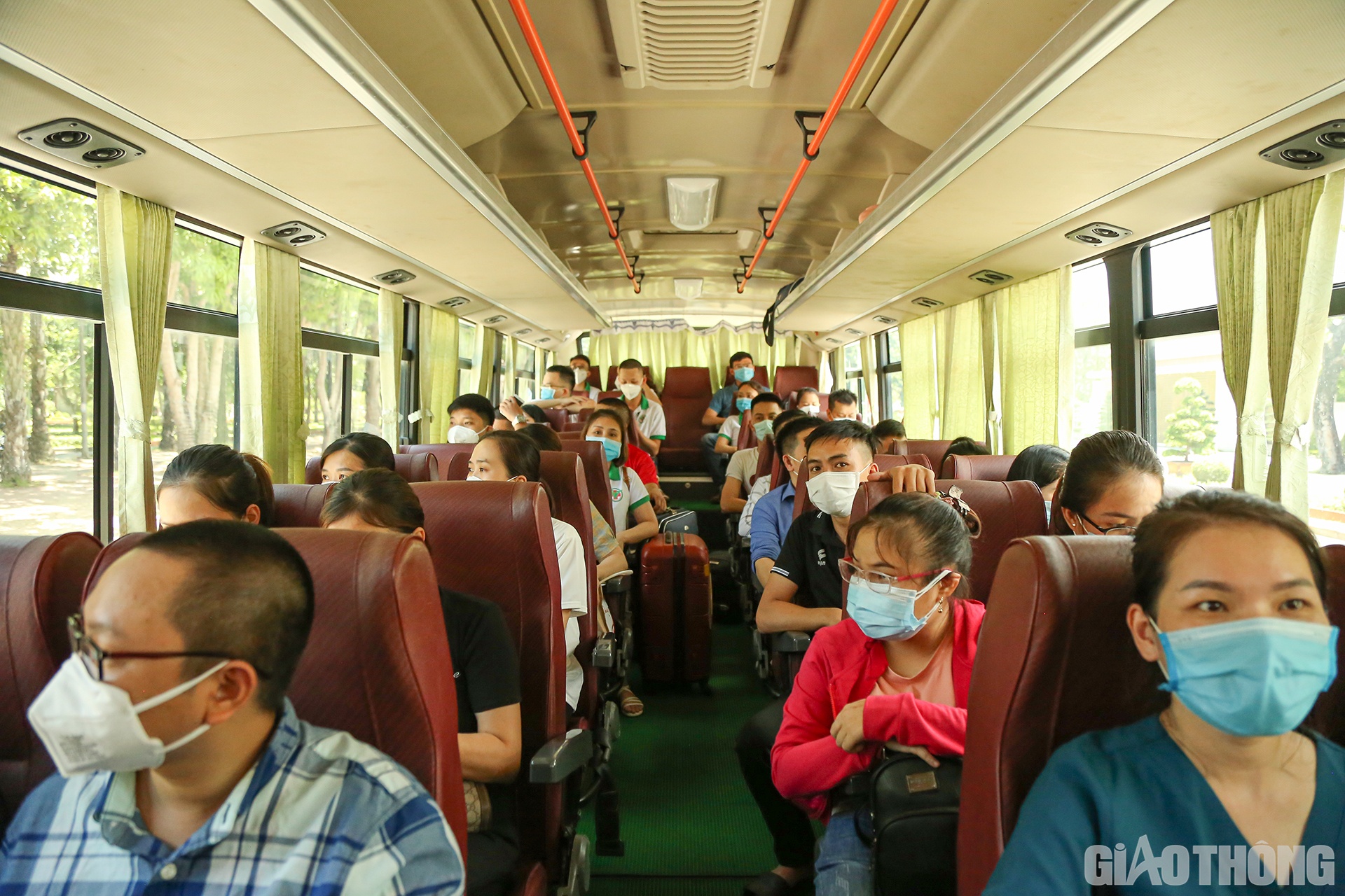 Trong 60 bác sĩ, điều dưỡng và kỹ thuật viên, có 31 nữ. Họ là những cán bộ y tế đang công tác tại các Bệnh viện Hữu nghị Đa khoa tỉnh, Bệnh viện Sản Nhi Nghệ An, Bệnh viện Nội tiết, Bệnh viện Phổi Nghệ An, Bệnh viện Chấn thương chỉnh hình; BV Đa khoa khu vực Tây Bắc, BV Đa khoa TP Vinh, BV Đa khoa Nghi Lộc, BV Đa khoa Diễn Châu, BV Đa khoa Đô Lương, BV Đa khoa Thanh Chương và Trung tâm Y tế Quỳ Hợp, đã tình nguyện viết đơn xung phong lên tuyến đầu chống dịch.