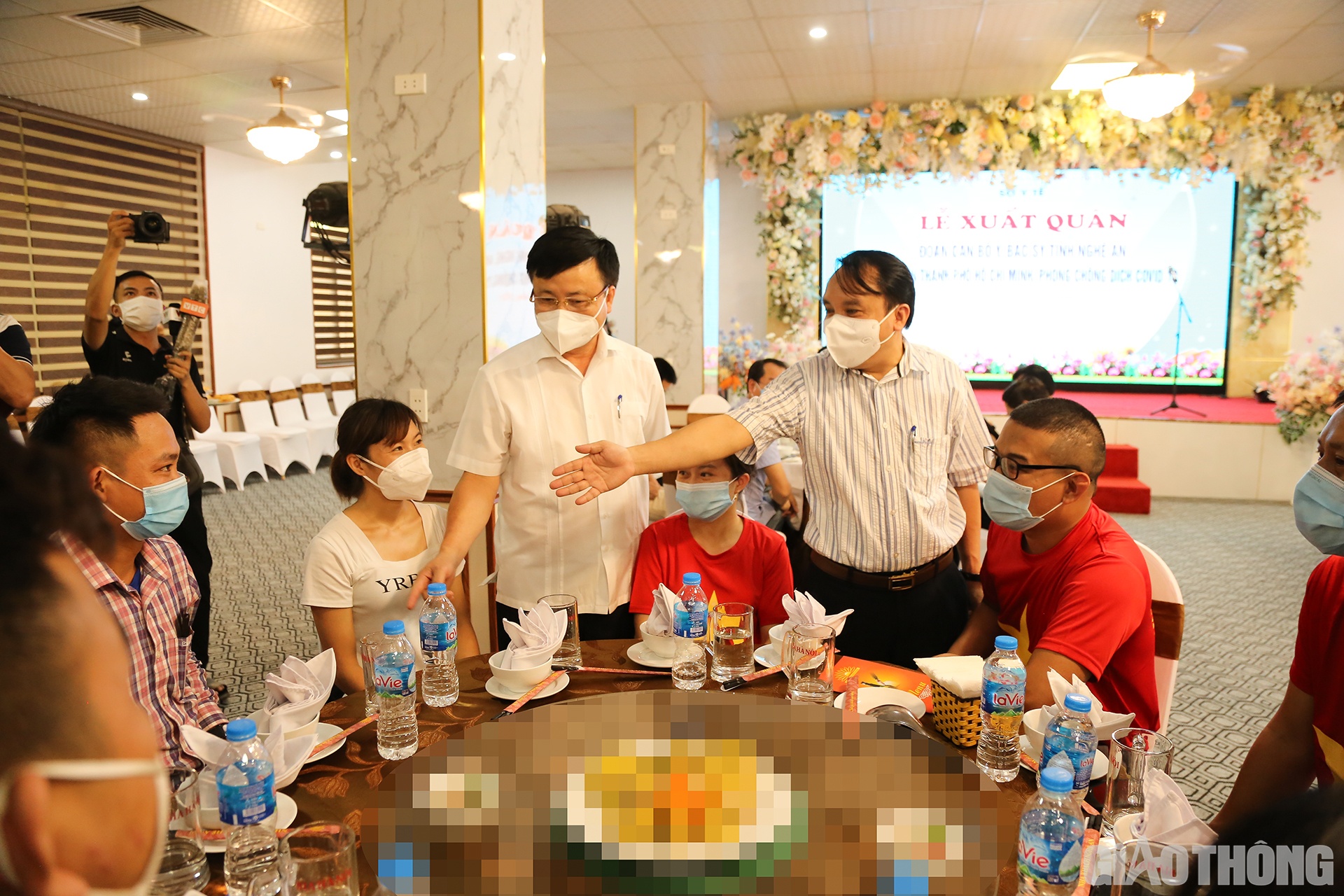 Ông Bùi Đình Long - Phó Chủ tịch UBND tỉnh Nghệ An (áo trắng ) và Giám đốc Sở Y tế Nghệ An Dương Đình Chỉ (áo sọc) trực tiếp tới dự, động viên các y bác sĩ lên đường hỗ trợ TP.HCM dập dịch.