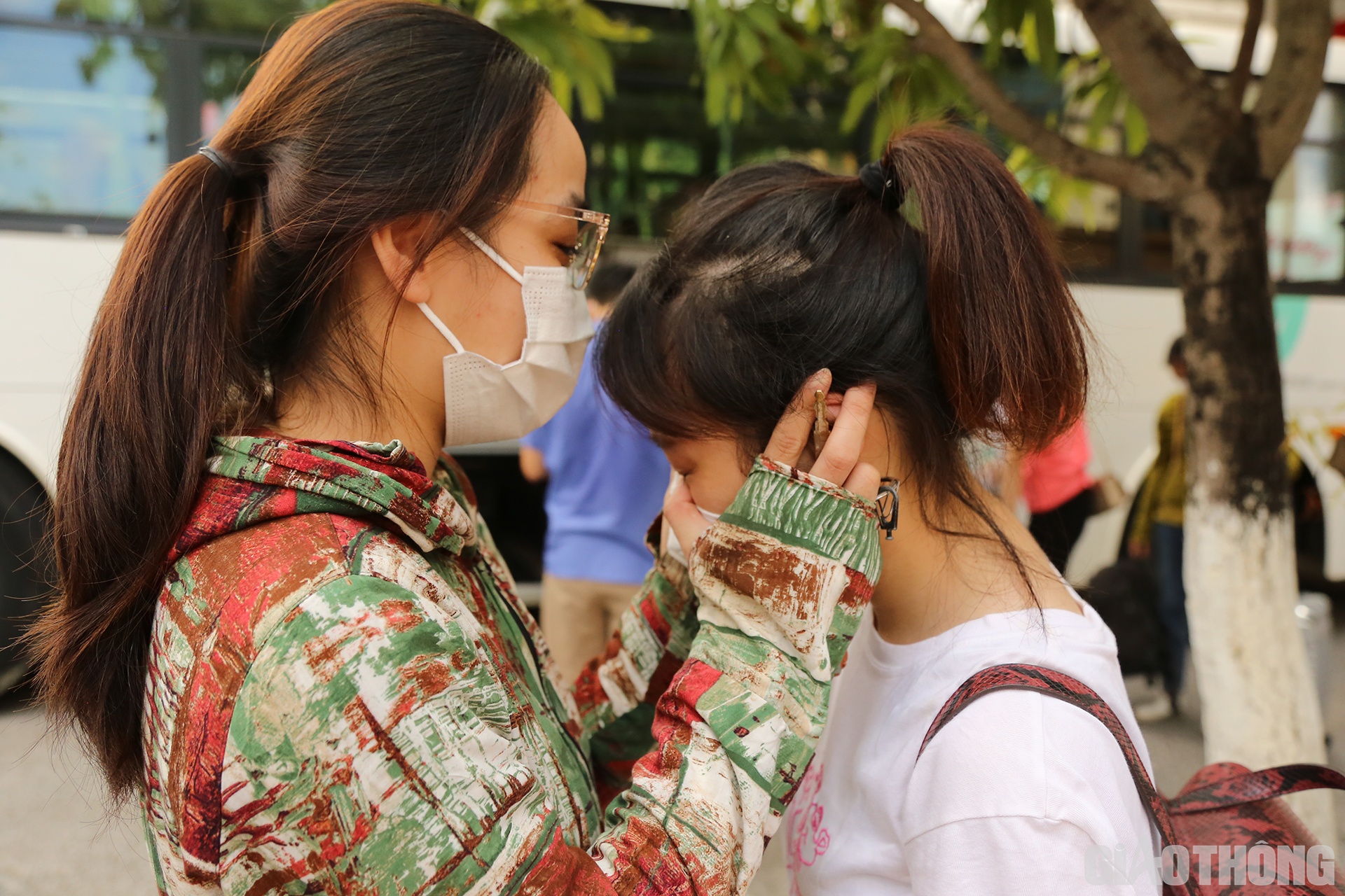 Bạn thân dặn dò, lưu luyến...