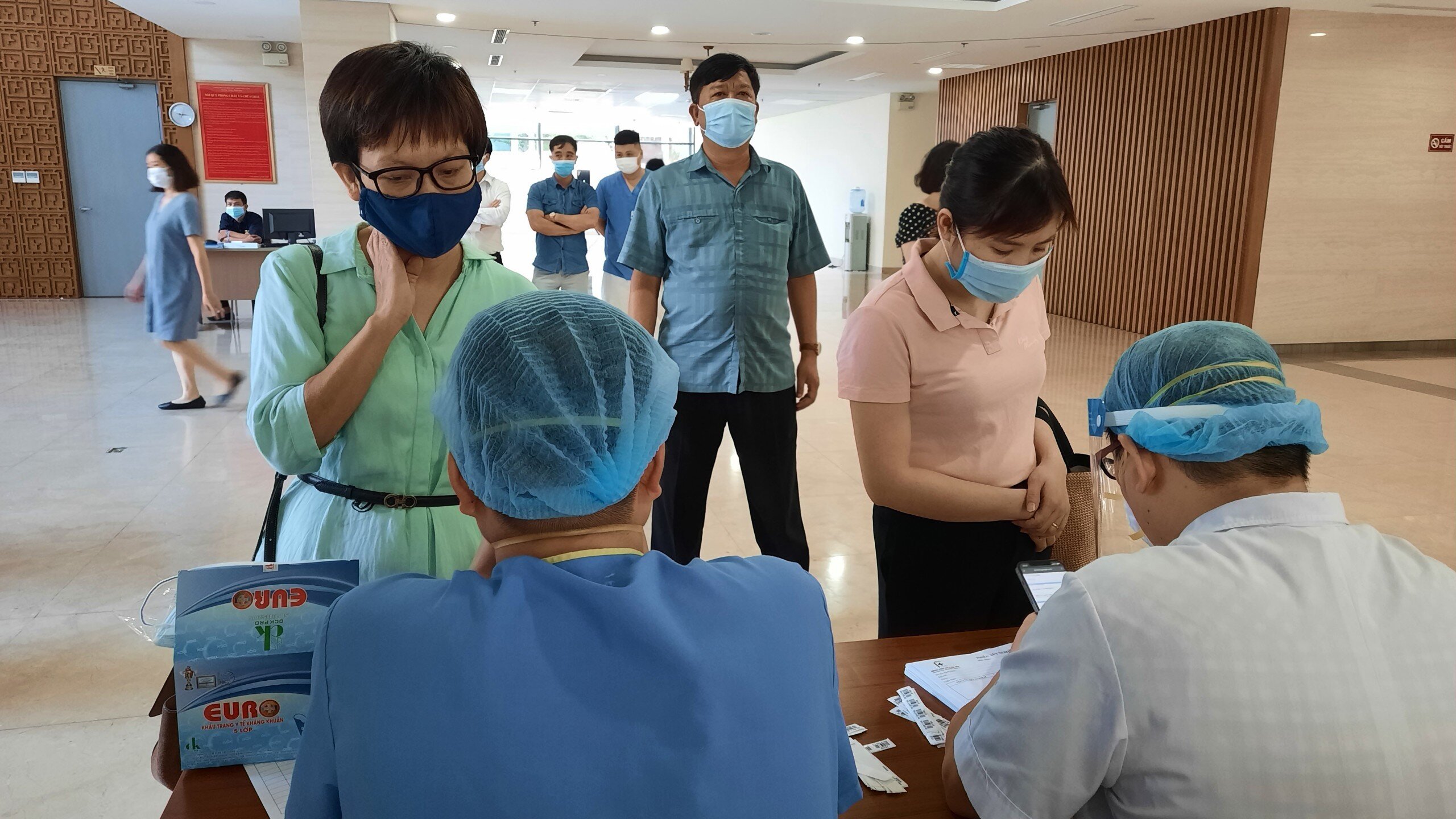 Thông tin của những người được lấy mẫu xét nghiệm sẽ được cán bộ y tế nhập trực tiếp trên hệ thống điện tử.