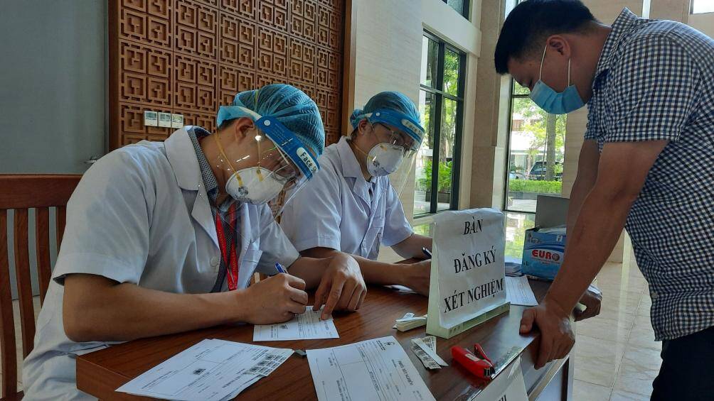 Hoạt động lấy mẫu xét nghiệm tuân thủ nghiêm ngặt các quy định phòng chống dịch Covid-19.
