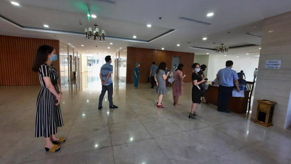 Trước khi vào lấy mẫu, phóng viên đăng ký thông tin cá nhân và cơ quan báo chí công tác.