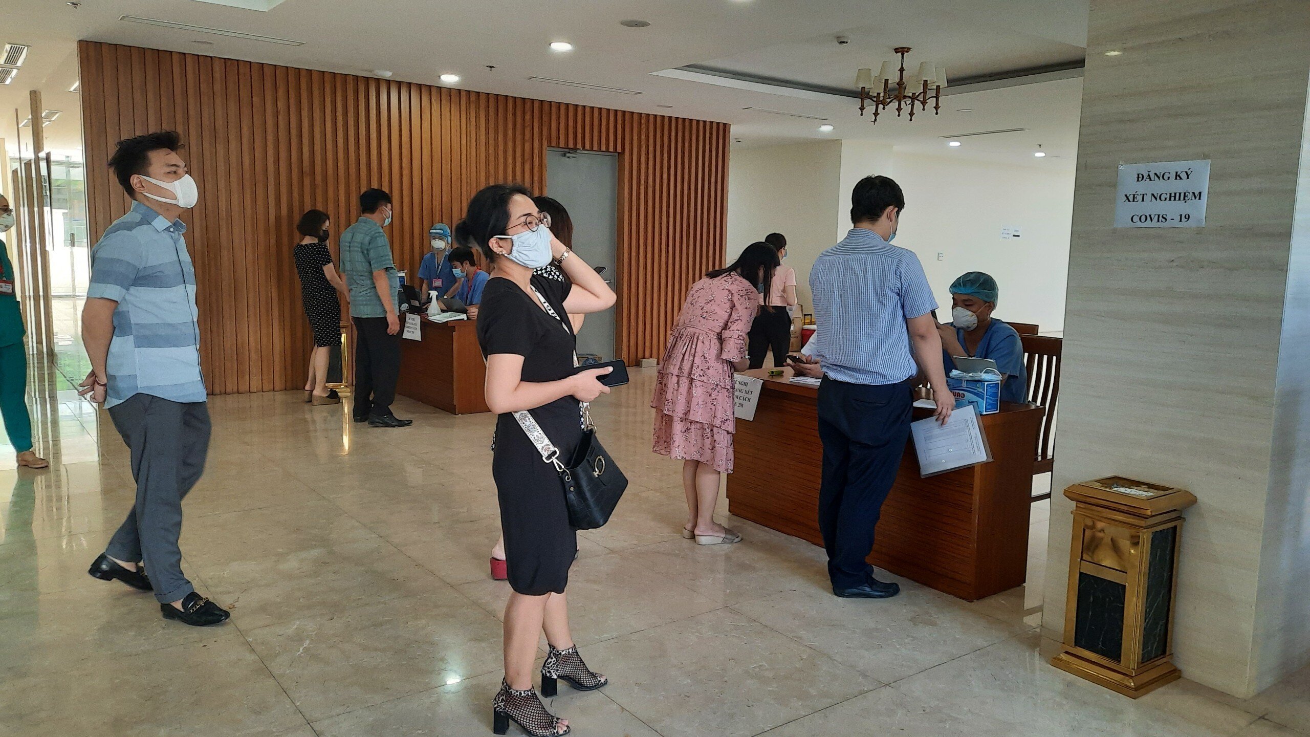 Từ sáng sớm đã có khá đông phóng viên của các cơ quan báo chí đến xét nghiệm Covid-19.