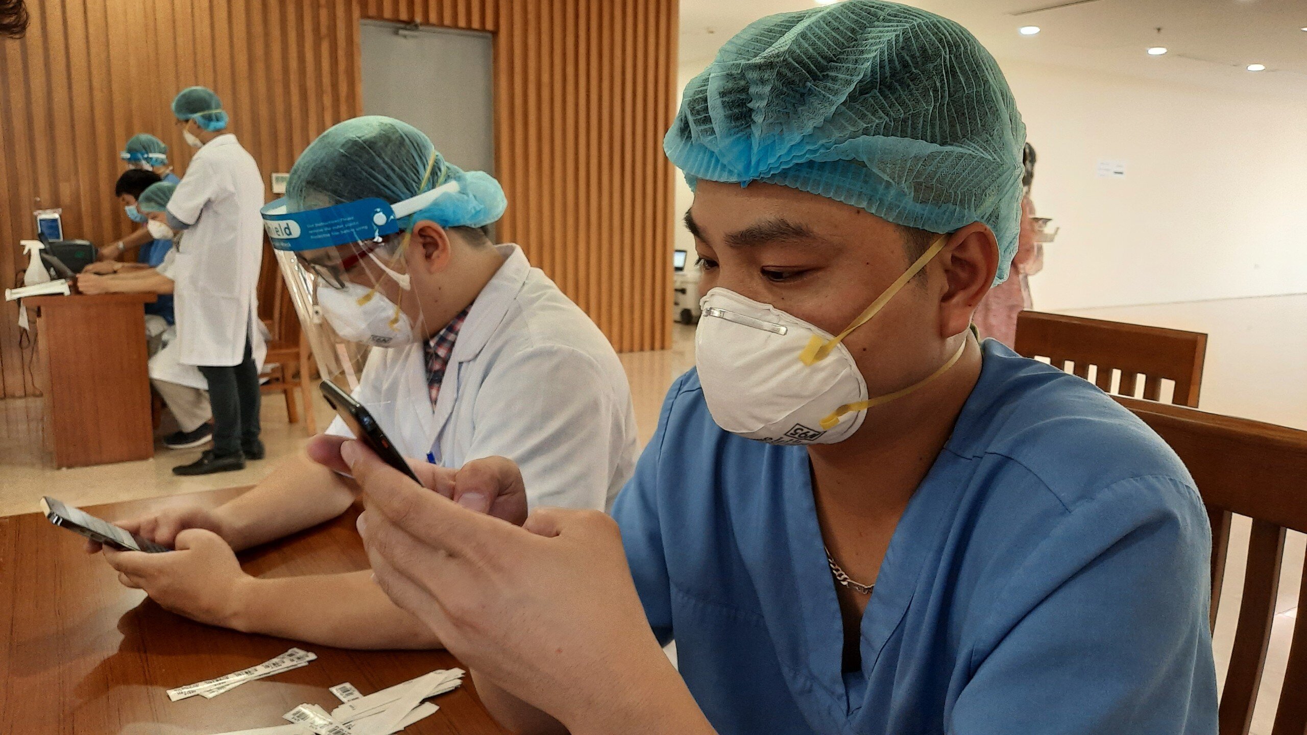 Việc sử dụng điện thoại để nhập thông tin người lấy mẫu xét nghiệm sẽ tiết kiệm thời gian và giảm nguy cơ lây lan dịch so với việc điền thông tin bằng giấy và bút.