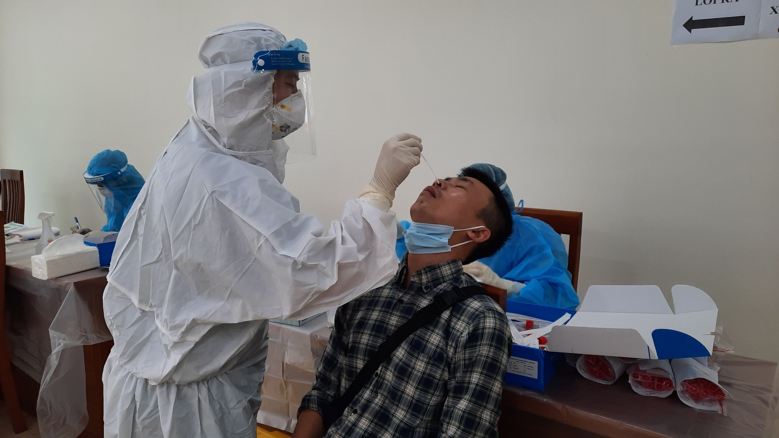 Sáng 12/7, tại trụ sở 35 Ngô Quyền, Văn phòng Quốc hội đã tổ chức xét nghiệm Covid-19 cho những người tham gia kỳ họp thứ nhất Quốc hội khoá XV.