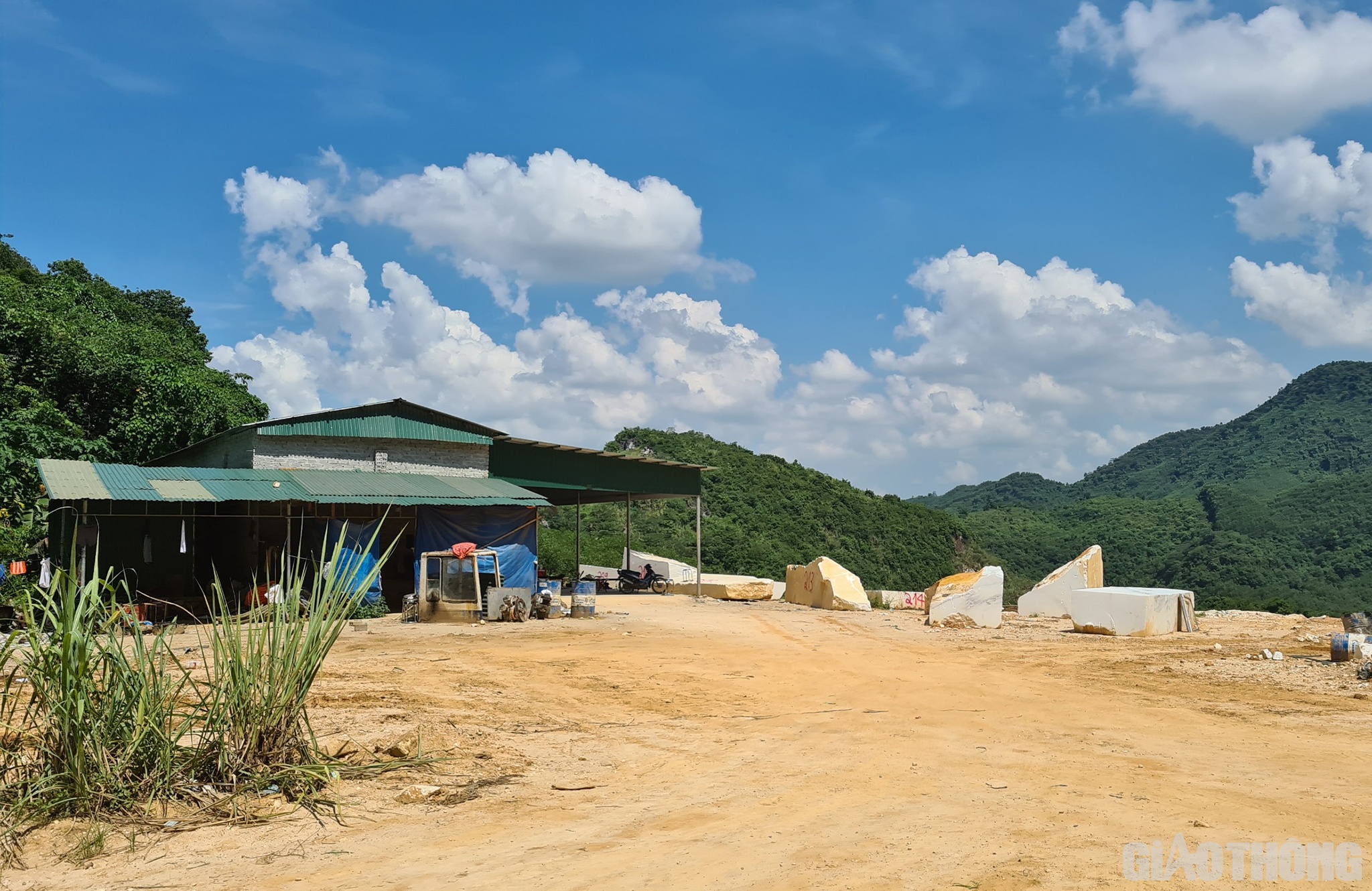 Ở một khoảnh đất trống dưới thấp là một ngôi nhà được lợp bằng tôn rất chắc chắn với đầy đủ đồ dùng sinh hoạt hàng ngày và dụng cụ, phụ tùng sửa chữa máy móc. Ngoài ra, khu này còn có phòng ngủ nghỉ cho những người tham gia khai thác đá trái phép.
