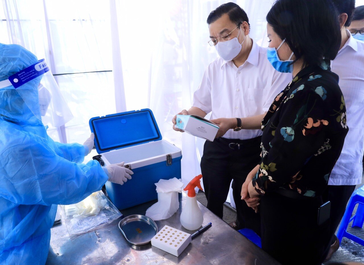 Trực tiếp kiểm tra hoạt động của chốt kiểm soát, ông Chu Ngọc Anh ghi nhận nỗ lực của nhiều lực lượng trong cuộc chiến chống dịch Covid-19.