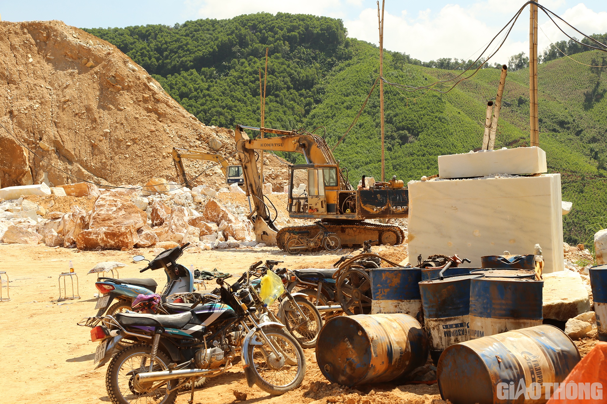 Cùng với lượng đá đã được khai thác thì cũng có rất nhiều phương tiện, máy móc đang tập kết nơi đây.