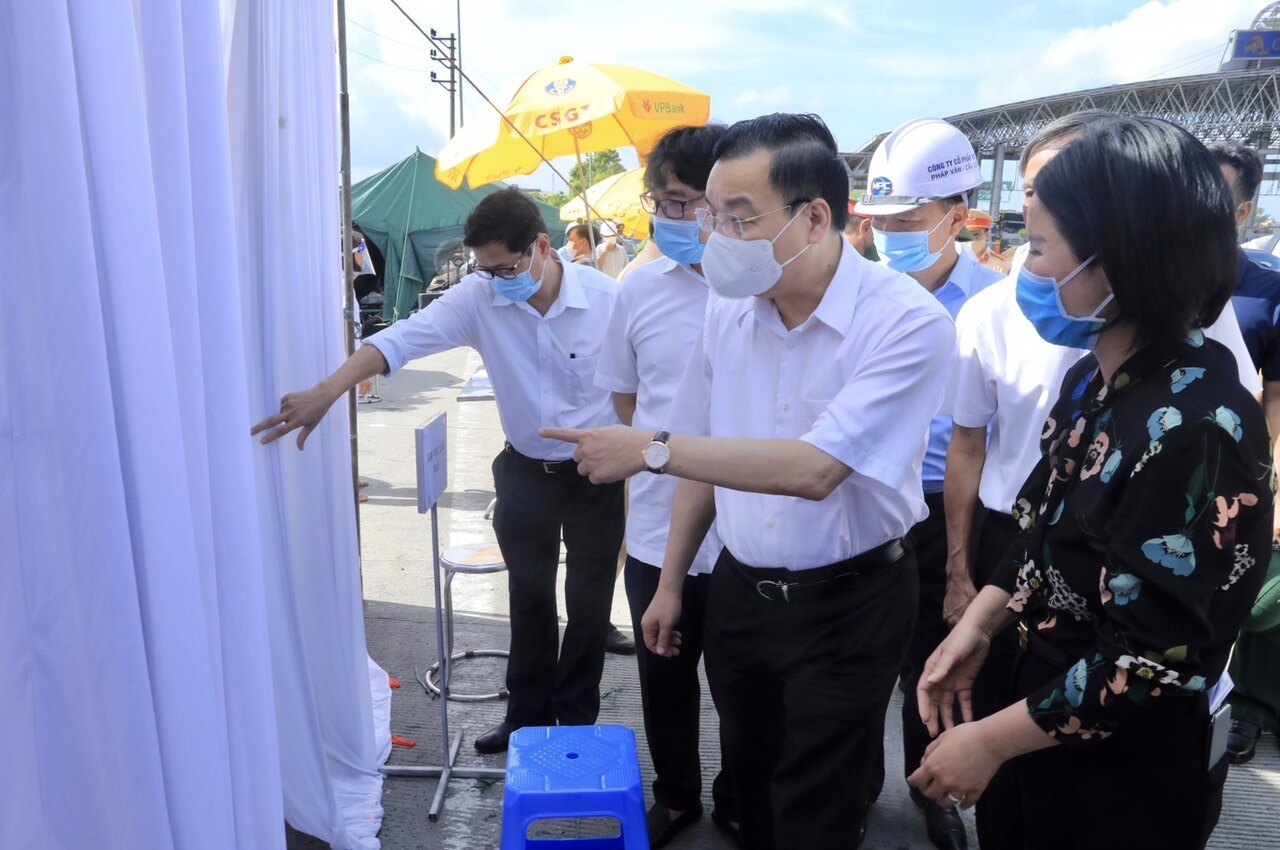 Chủ tịch UBND TP Hà Nội nhấn mạnh: "Hôm nay đến thực địa tôi đánh giá rất cao việc triển khai đồng bộ của các lực lượng do ngành công an làm tổ trưởng, lực lượng y tế, lực lượng quân đội… phương pháp làm việc đảm bảo thông suốt, lấy mẫu test nhanh Covid-19 cũng là ngẫu nhiên, đặc biệt là đảm bảo không "ngăn sông cấm chợ" với địa phương khác, không gây ùn ứ".