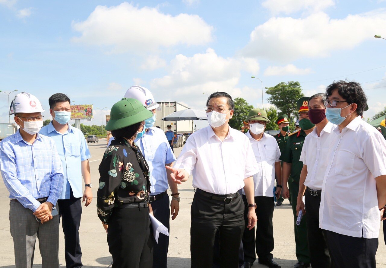 Cùng tham gia đoàn kiểm tra của Chủ tịch UBND TP Hà Nội còn có lãnh đạo Công an thành phố, Sở Y tế và các ngành.