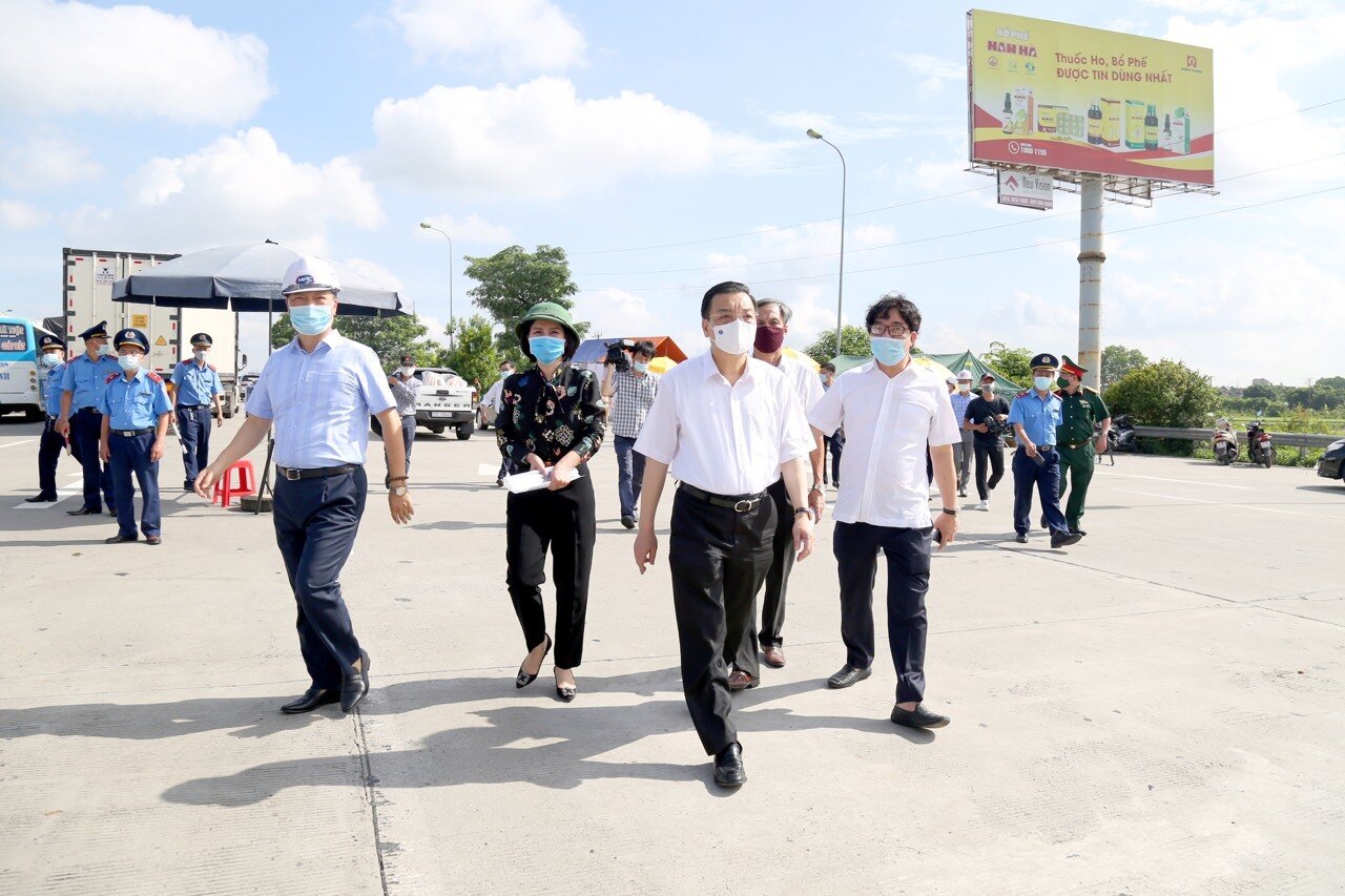 Sáng nay (15/7), Chủ tịch UBND TP Hà Nội Chu Ngọc Anh đã tới chốt kiểm soát số 2, đoạn Trạm thu phí cao tốc Pháp Vân- Cầu Giẽ- Ninh Bình, kiểm tra việc giám sát người, phương tiện vào thành phố.
