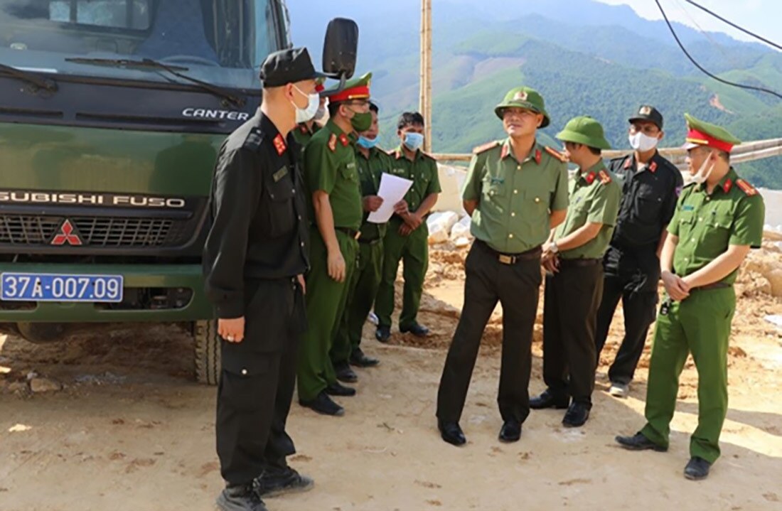 Để bắt được mỏ này, trực tiếp Giám đốc Công an tỉnh Nghệ An - Đại tá Phạm Thế Tùng dẫn theo gần 100 cán bộ chiến sĩ của Phòng CSCĐ và Cảnh sát kinh tế công an tỉnh lên hiện trường bao vây, bắt quả tang (Ảnh: CAND)