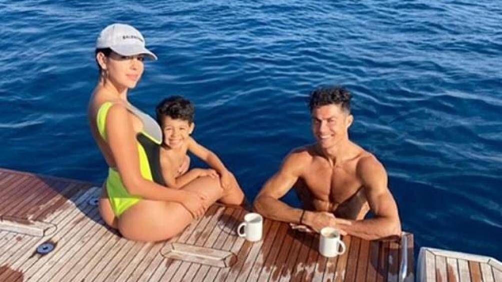 Ngoài ra, Ronaldo cũng trở thành cầu thủ ghi nhiều bàn thắng nhất trong lịch sử các kỳ EURO (14 bàn)