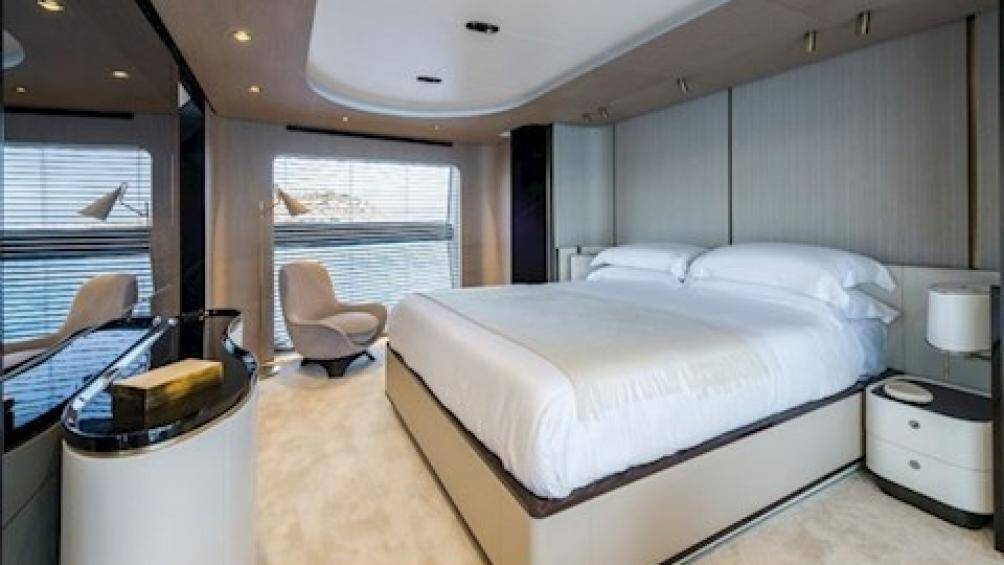 Azimut Grande 27 cao 3 tầng, có 4 phòng ngủ và 7 phòng tắm có thể phục vụ nhu cầu của nhiều người cùng lúc