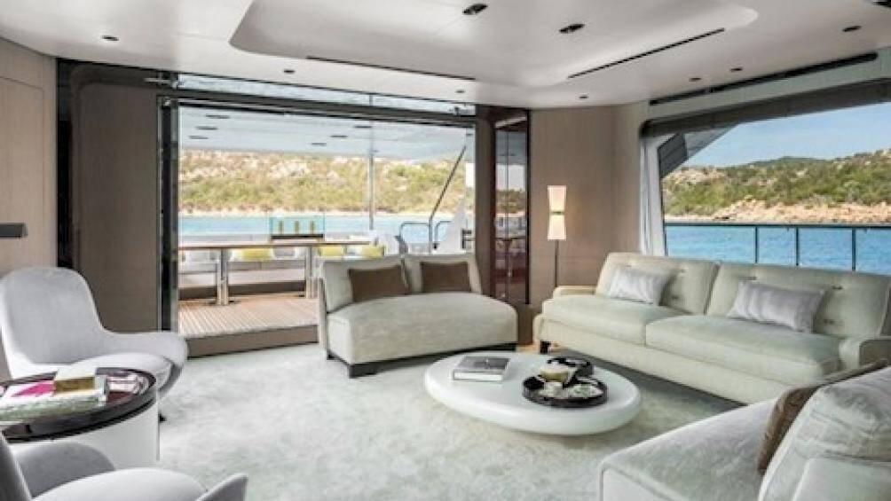 Đặc biệt, các cửa sổ trên du thuyền đều được lắp kính chịu lực, để những người bên trong có thể ngắm biển từ nhiều vị trí