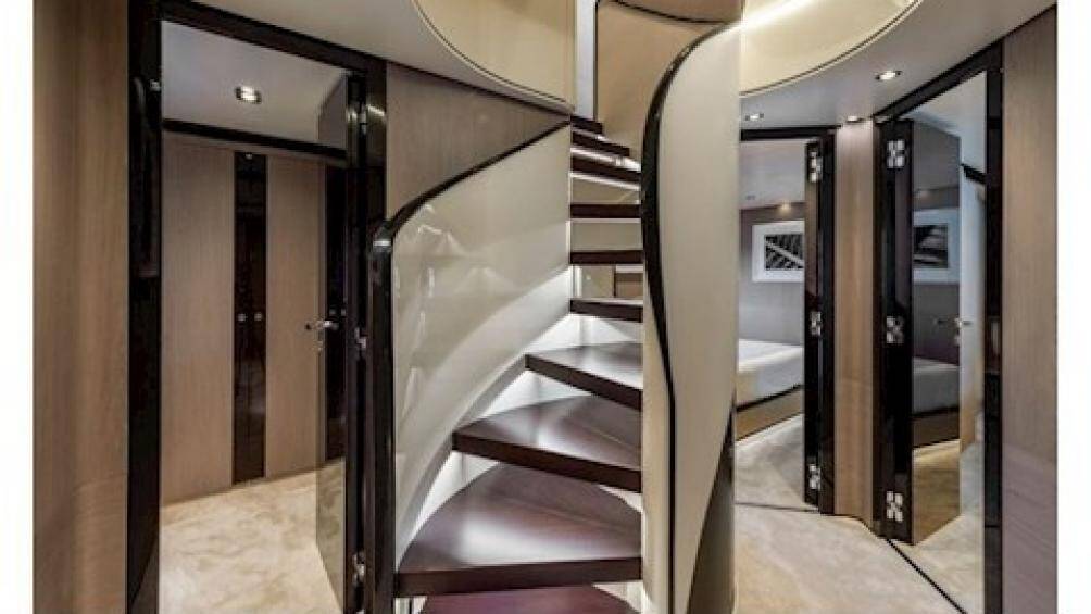 Ronaldo mua chiếc du thuyền Azimut Grande này với mức giá 6 triệu euro (khoảng 163 tỷ đồng)