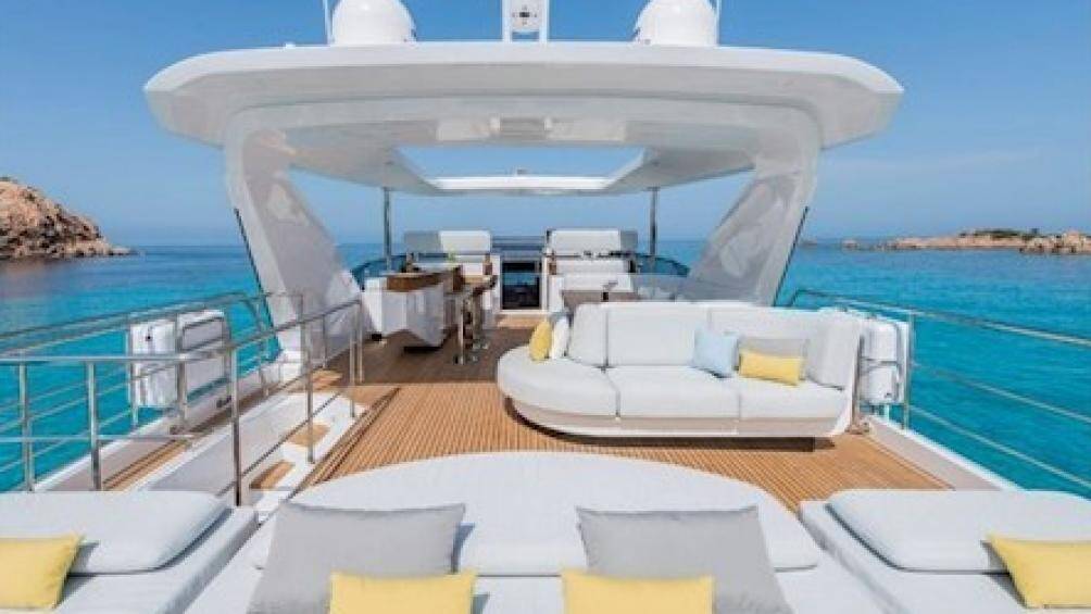 Du thuyền được cầu thủ sinh năm 1985 chọn mua có thể di chuyển với vận tốc tối đa 52 km/giờ