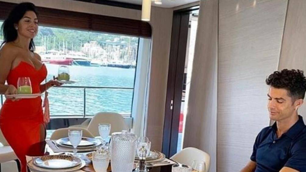 Thêm vào đó, CR7 trở thành cầu thủ ghi nhiều bàn thắng nhất cho đội tuyển quốc gia, bắt kịp kỷ lục của huyền thoại Iran Ali Daei với 109 bàn thắng