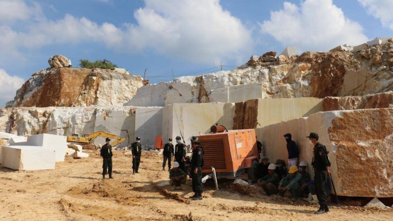 Quá trình vây bắt được thực hiện nhanh, bí mật, khiến cho toàn bộ đối tượng đang khai thác trái phép bị bất ngờ. (Ảnh: CAND)