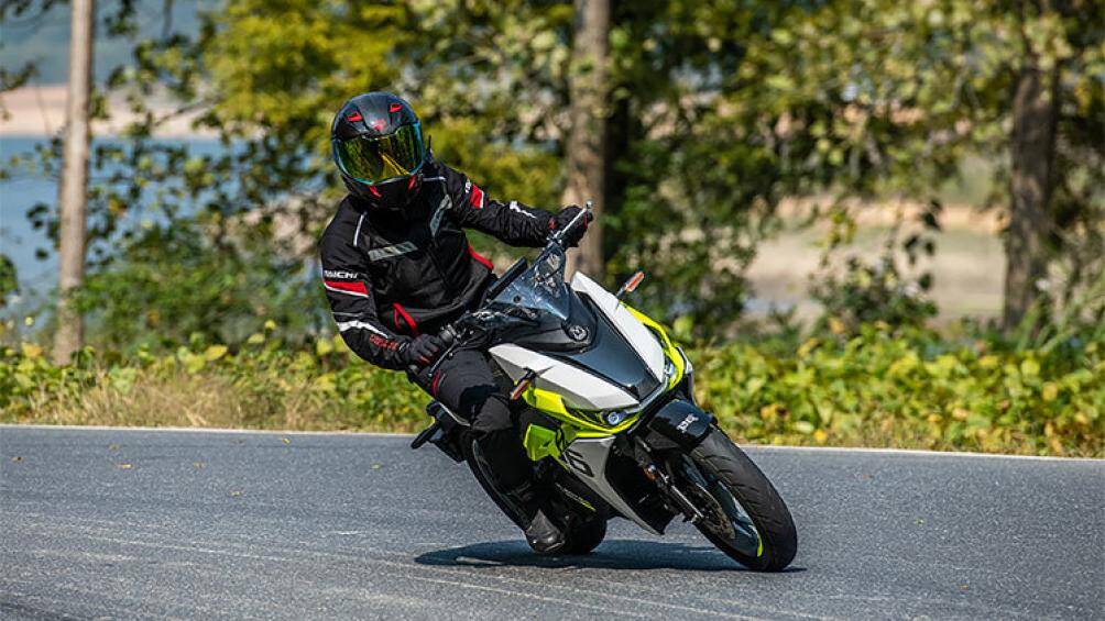 Theo thông số công bố, FW06 cho khả năng di chuyển tốt với quãng đường 110 - 140km sau mỗi lần sạc đầy lần lượt ứng với 2 phiên bản GL và DX