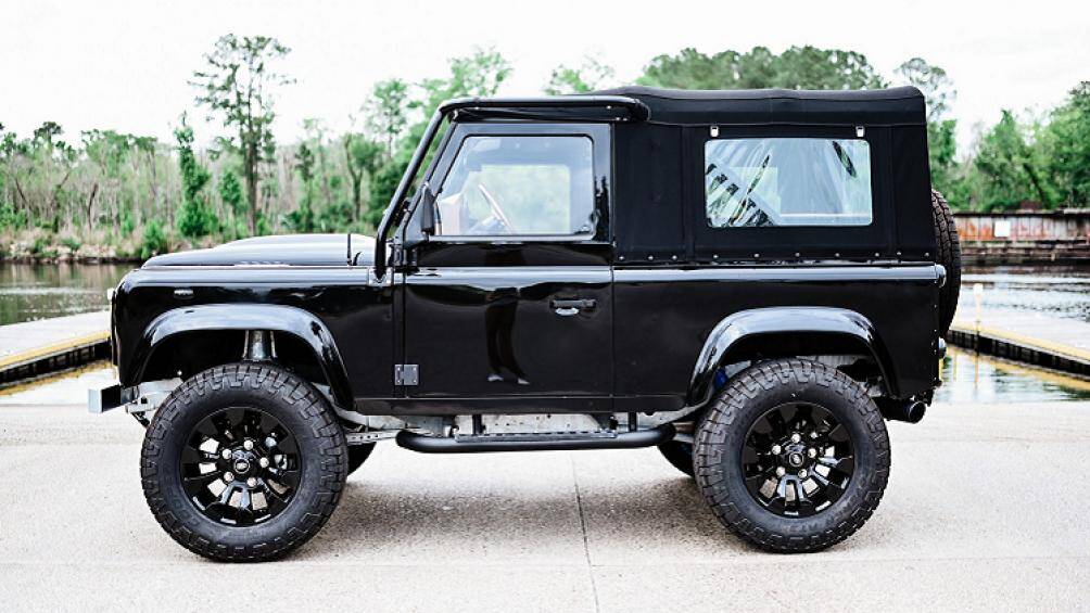 Những chi tiết đáng chú ý khác ở ngoại thất có thể kể đến khung sắt bảo vệ kính chắn gió, ốp hốc bánh xe, mâm xe hợp kim 18 inch...