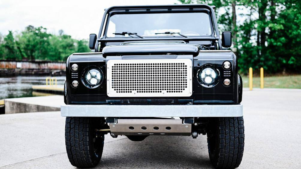 Ở phần đầu, lưới tản nhiệt mới làm từ nhôm có thiết kế đục lỗ tối giản. Trong khi đó, cụm đèn trước được nâng cấp thành các bóng LED tròn