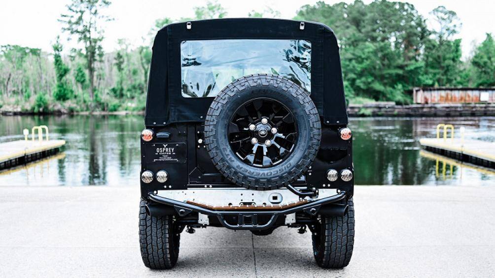 Đuôi xe cho cảm giác hầm hố nhờ cản sau kim loại và được ốp thêm thanh sắt màu đen, đi cùng với đó là cụm ống xả bố trí 2 bên sơn tối màu