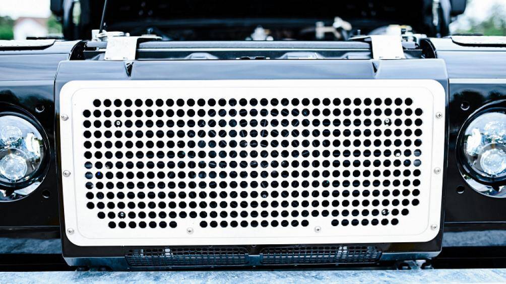 Những trang bị mới trên bản độ Land Rover Defender của Osprey có thể kể đến cổng sạc USB, đế sạc điện thoại không dây, đèn viền nội thất...