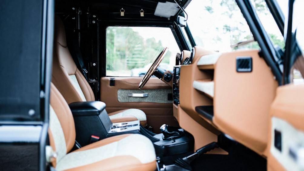 Ở bên trong, cabin xe được nâng cấp bằng việc bọc da và ốp gỗ, đi kèm là vải dệt cho cảm giác cao cấp