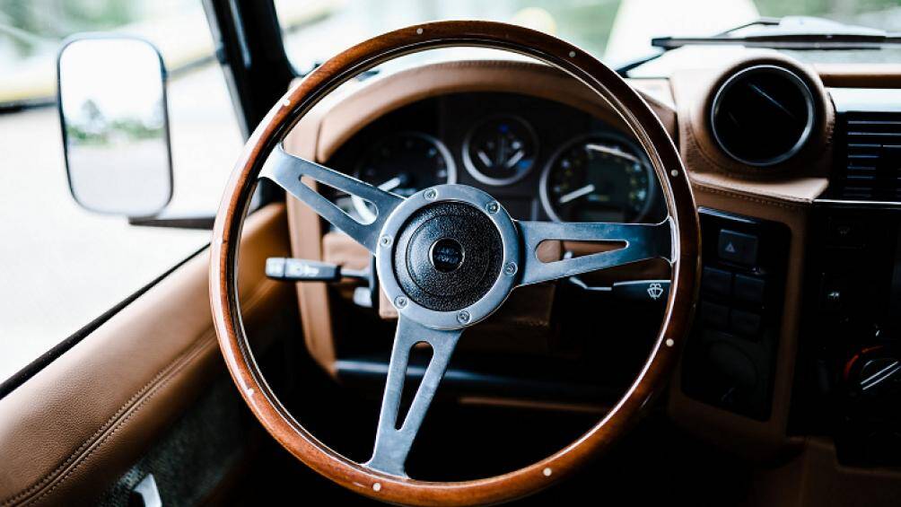 Vô-lăng 3 chấu và cụm đồng hồ analog được giữ nguyên, trong khi bảng điều khiển trung tâm có thêm màn hình giải trí mới