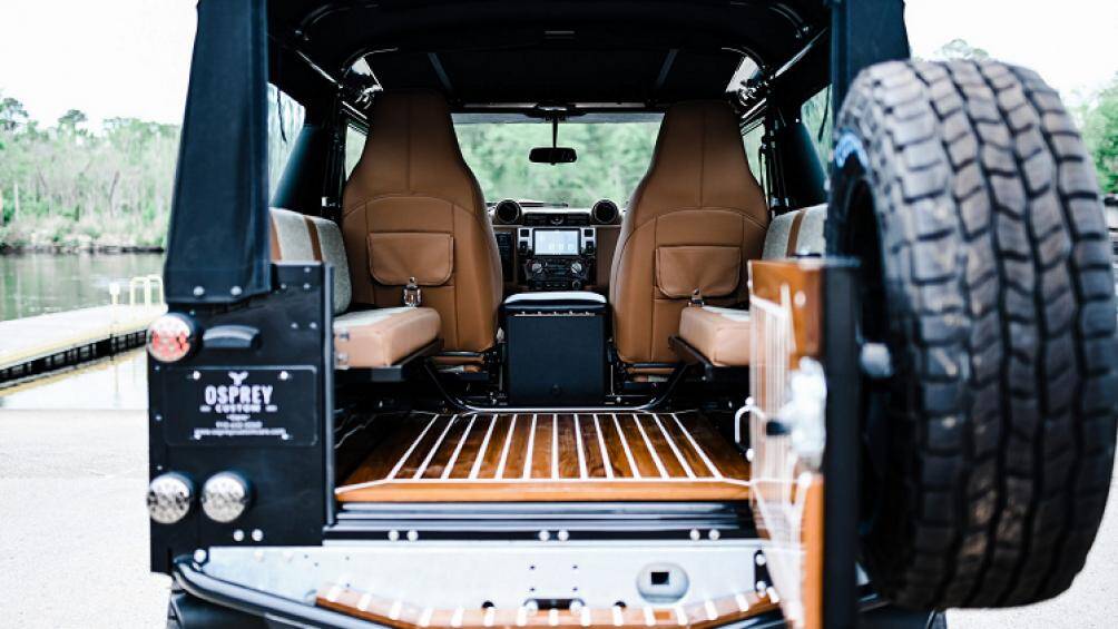 Ngoài 2 ghế trước, chiếc Defender 90 có thể chở thêm 4 người đi cùng nhờ khoang sau được cải tạo, bổ sung 2 băng ghế và lót sàn bằng gỗ