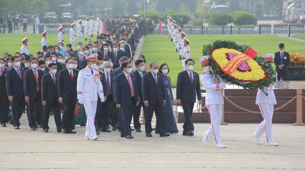 Chủ tịch nước Nguyễn Xuân Phúc, Chủ tịch Quốc hội Vương Đình Huệ, Thủ tướng Chính phủ Phạm Minh Chính và các đồng chí lãnh đạo Đảng, Nhà nước, đại biểu Quốc hội tưởng nhớ Chủ tịch Hồ Chí Minh.