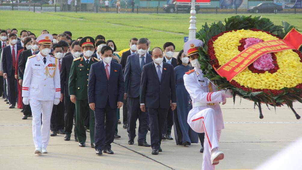 Sáng nay (20/7), tại Thủ đô Hà Nội, trước giờ khai mạc Kỳ họp thứ 1, Quốc hội khóa XV, các đại biểu Quốc hội đã đến đặt vòng hoa và vào Lăng viếng Chủ tịch Hồ Chí Minh.