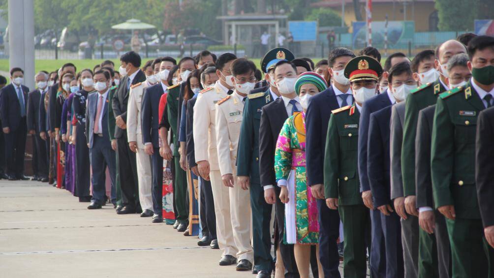 Các đại biểu Quốc hội vào Lăng viếng Chủ tịch Hồ Chí Minh.