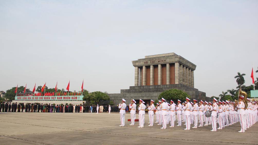 Quân nhạc cử hành Quốc thiều.