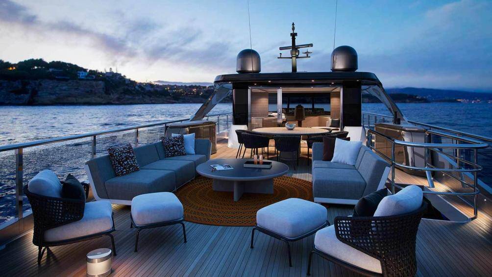 Sự táo bạo còn thể hiện qua thiết kế mới của tầng lái nóc khi phủ gần hết chiều dài du thuyền, giúp cho không gian trên boong mở rộng thêm 10%