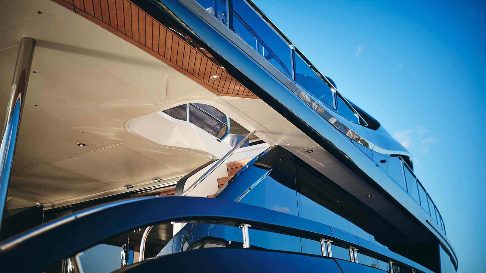 Bộ cánh bóng bẩy với các đường chạm khắc ngoại thất mềm mại đem lại cho X95 vẻ ngoài quyến rũ khó cưỡng