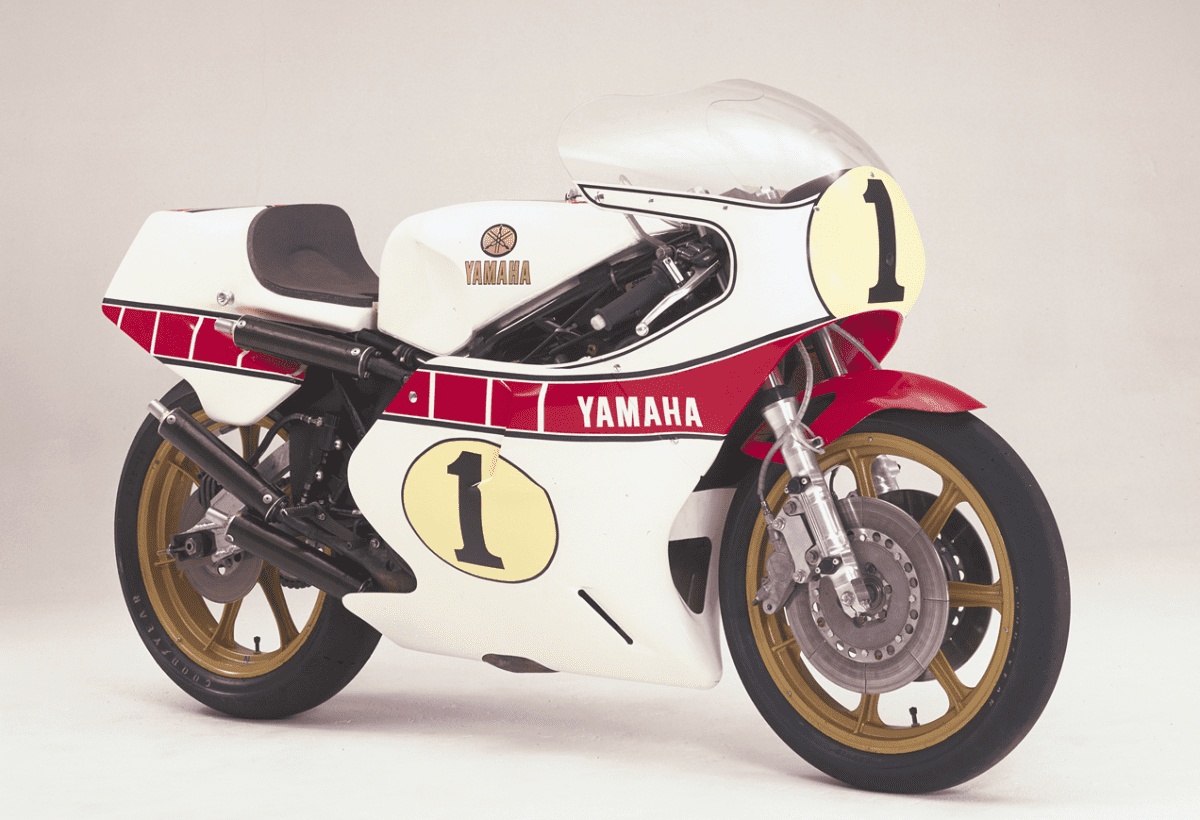 Dàn áo này được Yamaha lấy cảm hứng từ Yamaha YZR500 (0W48) - một huyền thoại từng đua ở hạng 500cc MotoGP từ những năm 1980