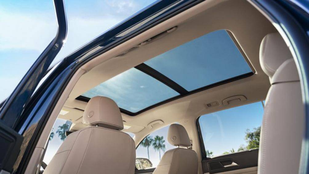 Những trang bị an toàn có trên xe có thể kể đến như phát hiện điểm mù, cảnh báo phương tiện cắt ngang khi lùi, kiểm soát hành trình thích ứng, hỗ trợ làn đường...