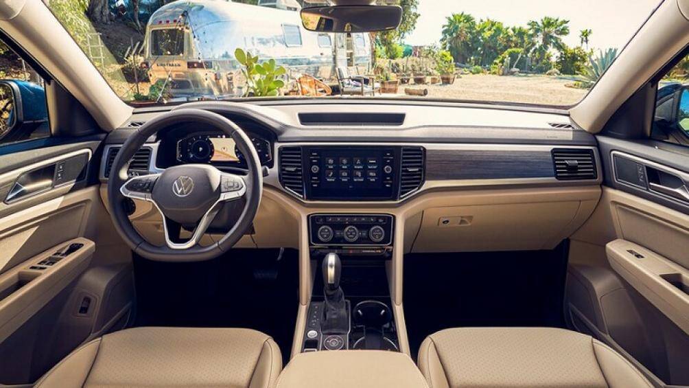 Ở thị trường Mỹ, xe được trang bị bảng đồng hồ kỹ thuật số Digital Cockpit, màn hình thông tin giải trí dạng cảm ứng 8 inch, ghế trước làm mát, sưởi ghế sau...