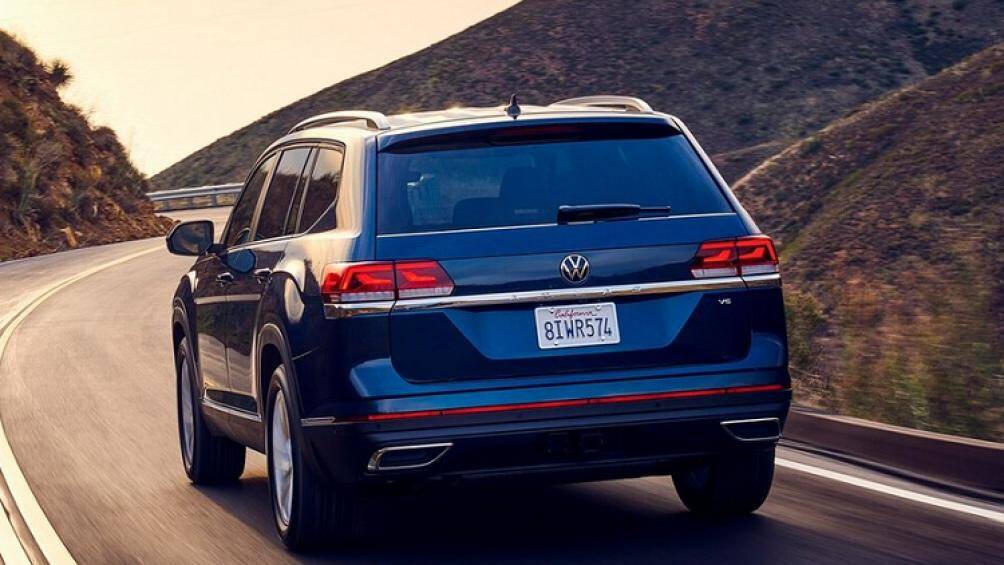 Đằng sau, Volkswagen Teramont 2021 được trang bị đèn hậu LED tiêu chuẩn với tạo hình chữ "L" bên trong, bên dưới là 2 ống xả hình thang nằm ở 2 góc đuôi xe