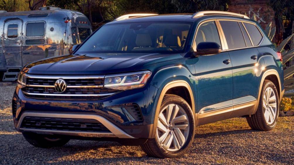 Lưới tản nhiệt của Teramont 2021 không có viền nên tạo cảm giác nối liền với cụm đèn pha LED hai bên, 2 khe gió nằm dọc trên cản trước và hốc gió trung tâm