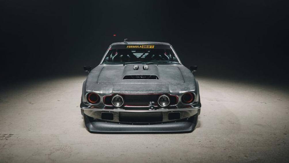 Nhưng cũng có những trường hợp ngược lại. Nhiều siêu anh hùng lấy nền tảng xe cổ để tạo ra những "chiến binh" trên đường đua...