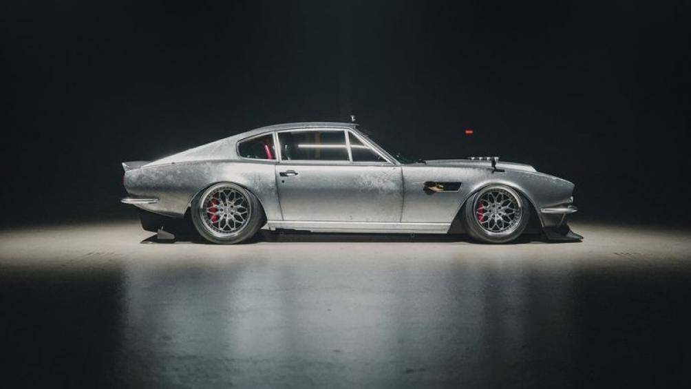 Aston Martin V8 Vantage đời 1970 này được độ lại bởi công ty Khyzyl Saleem, nó gợi nhớ lại chiếc xe của điệp viên 007 huyền thoại