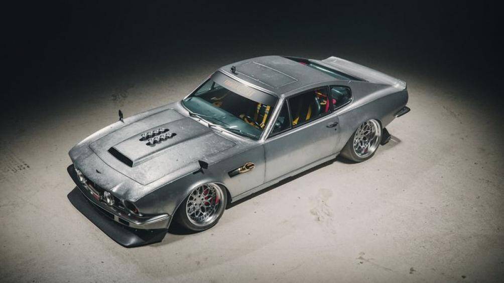 Xế cổ Aston Martin V8 Vantage này đã được làm mới toàn bộ thân xe, hoàn thiện trong màu sơn bạc tuyệt đẹp